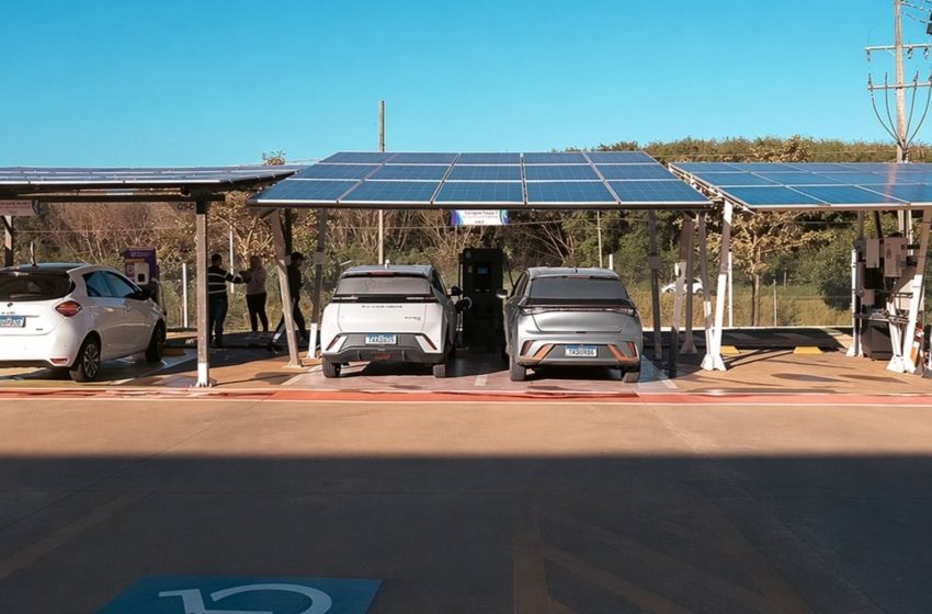 Carros elétricos recebem recarga em carport