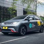 BYD Dolphin com adesivos da 99