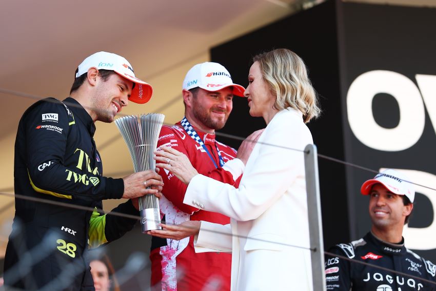 Drugovich recebendo o troféu do segundo lugar