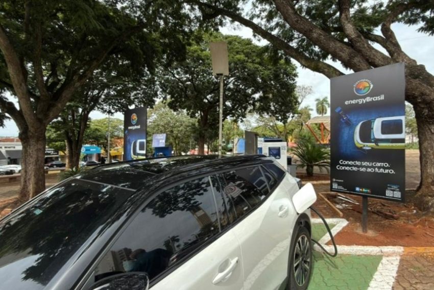 Carro elétrica recebe recarga em eletroposto público de Olímpia