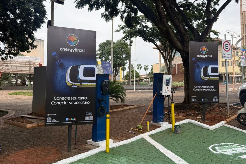 Carregadores disponíveis na praça Rui Barbosa, em Olímpia (SP).