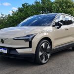 Volvo EX30 Ultra Twin Motor é fotografado com árvore ao fundo