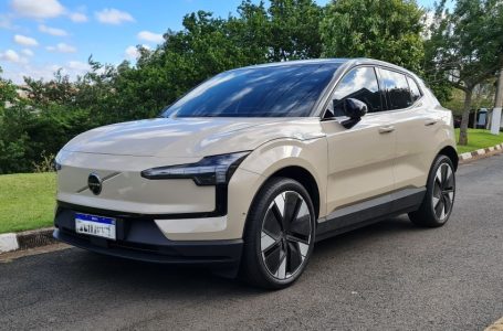 Volvo EX30 Ultra Twin Motor é fotografado com árvore ao fundo