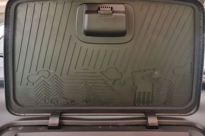 Desenho gravado na tampa do fronta-malas mostra carro e alce