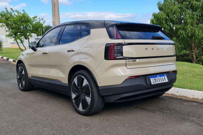 Visão traseira do Volvo EX30 Ultra Twin Motor