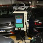 Carregador elétrico no meio de alguns carros