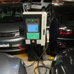 Carregador elétrico no meio de alguns carros