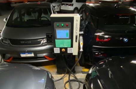 Carregador elétrico no meio de alguns carros