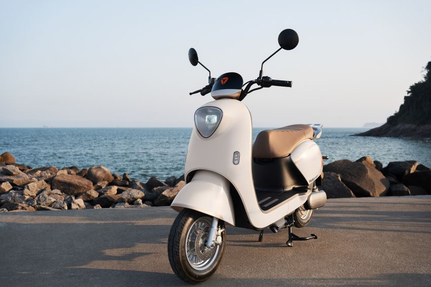 Modelo Yadea M6-h em frente ao mar