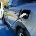 Carro elétrico recebe recarga em eletroposto