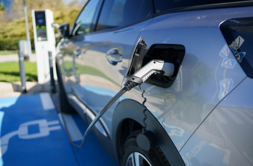 Carro elétrico recebe recarga em eletroposto