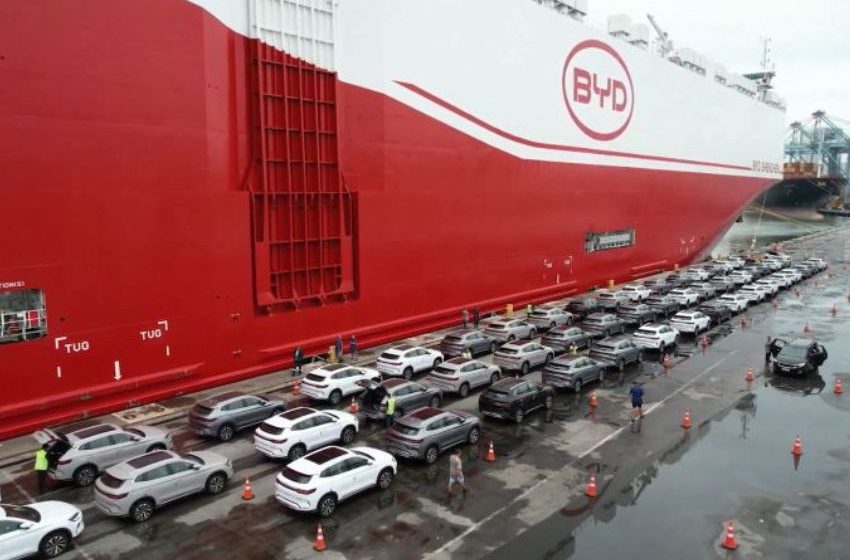 Navio da BYD chega ao porto de Itajaí com mais 7,2 mil veículos