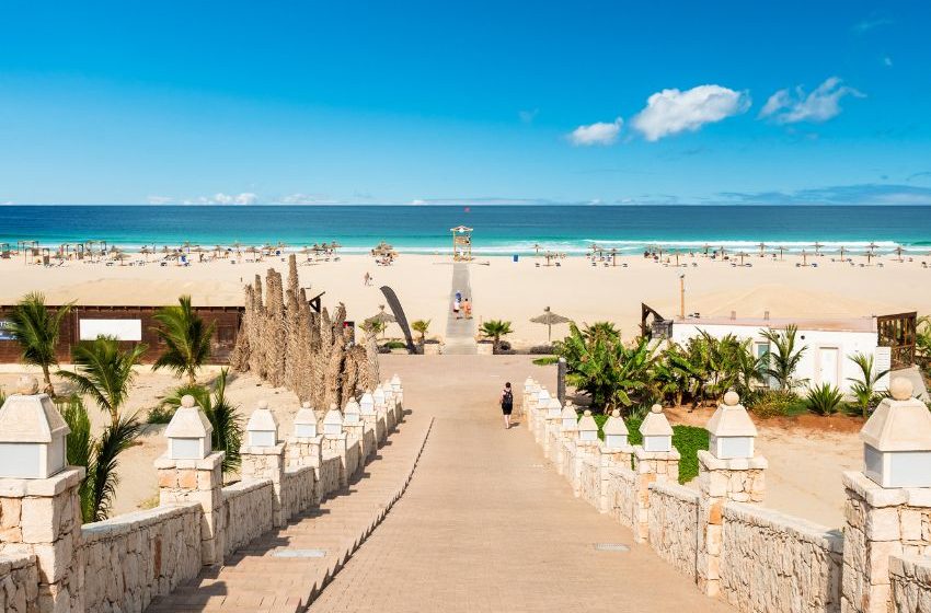 Praia de Cabo Verde vista de longe