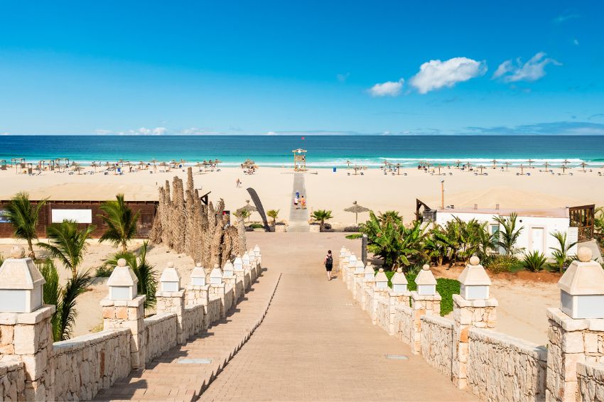Praia de Cabo Verde vista de longe