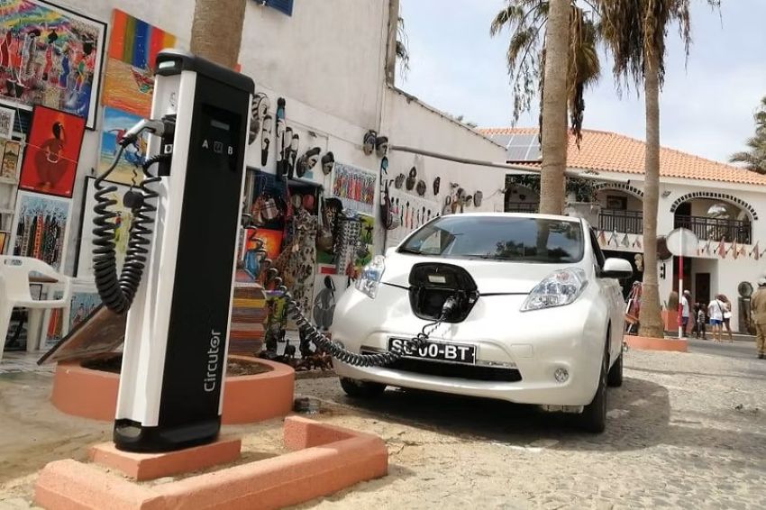 carro elétrico recebe recarga em Cabo Verde