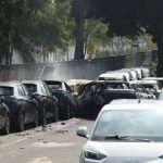 Helicópteros caem sobre pátio com carros elétricos no Rio