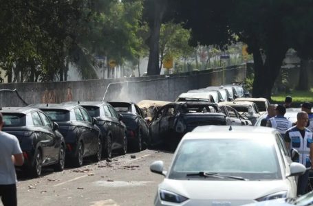 Helicópteros caem sobre pátio com carros elétricos no Rio