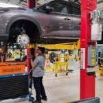 Funcionários trabalham na montagem do carro
