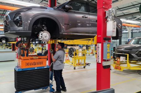 Funcionários trabalham na montagem do carro