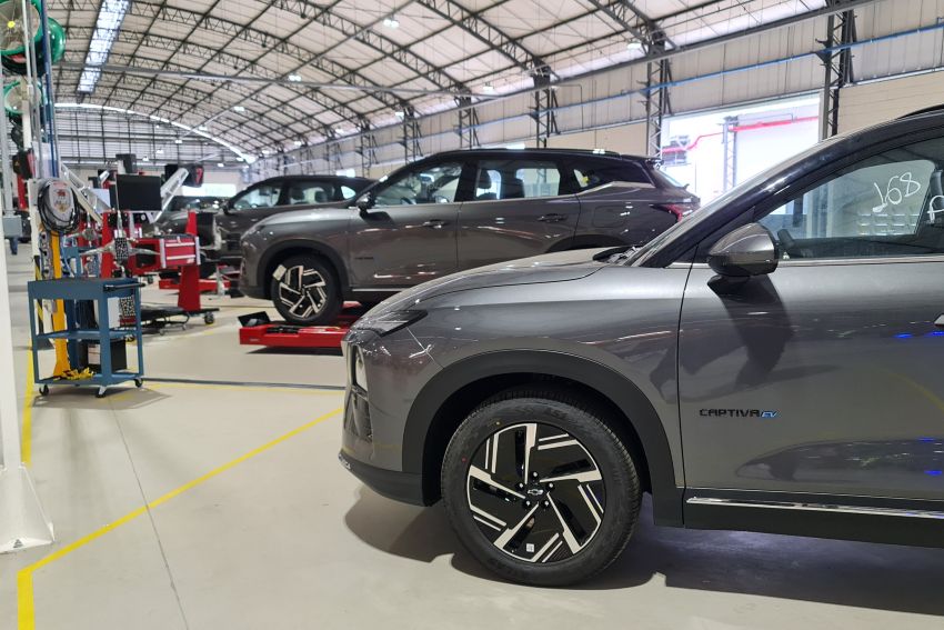 Carros perfilados em galpão do PACE