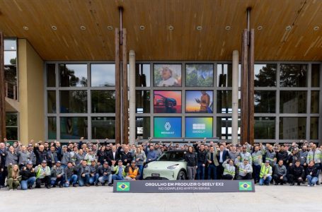 Funcionários da fábrica posam para foto ao lado do Geely EX2