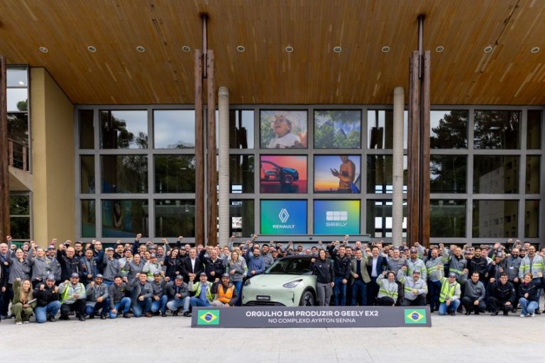 Funcionários da fábrica posam para foto ao lado do Geely EX2