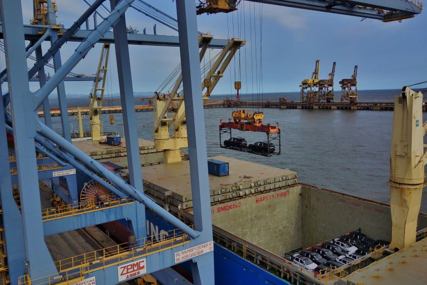 Desembarque de carros da Leapmotor de navio