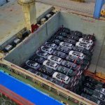 Carros empilhados dentro de navio