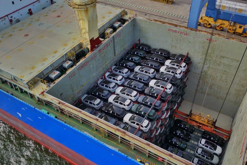 Carros empilhados dentro de navio