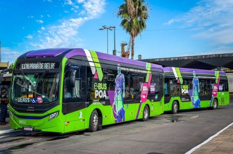ônibus elétricos em verde com adesivos de Porto Alegre