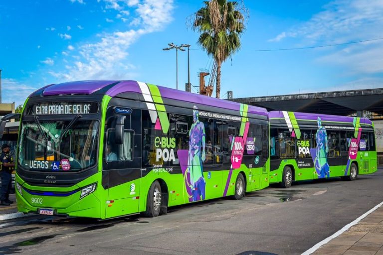 ônibus elétricos em verde com adesivos de Porto Alegre