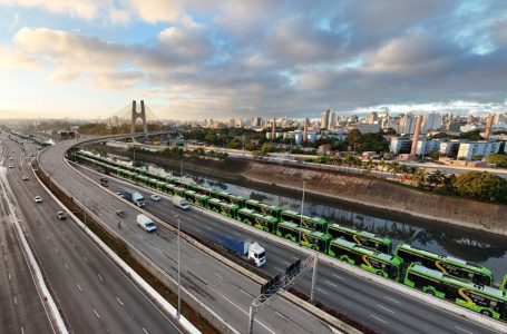 Ônibus elétricos na Marginal Tietê