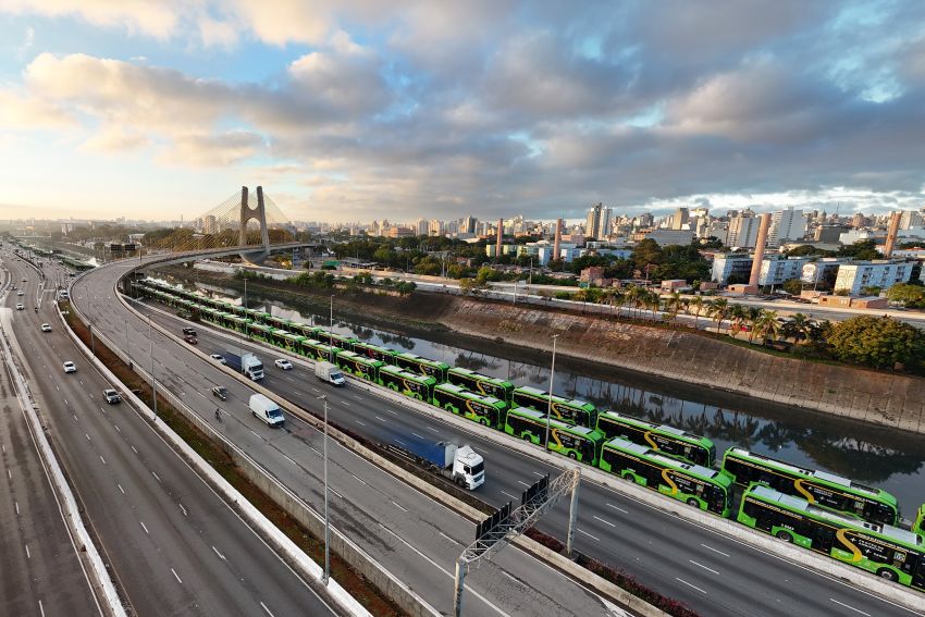 Ônibus elétricos na Marginal Tietê