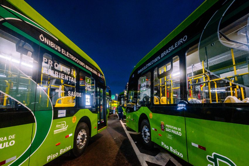 Ônibus perfilados ainda na madrugada