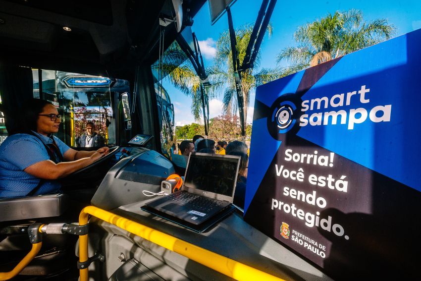Motorista em cabine de ônibus elétrico