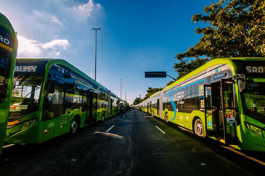 ônibus perfilados durante apresentação