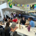 Clientes na loja da BYD