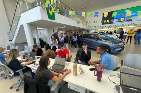 Clientes na loja da BYD