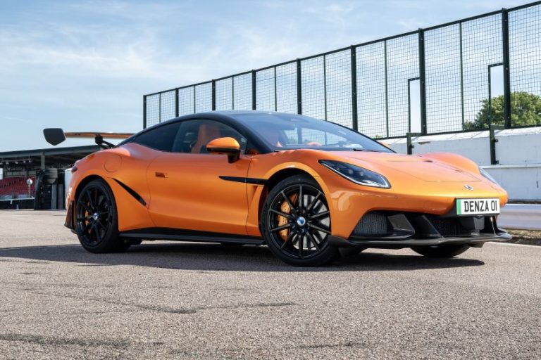 Superesportivo elétrico Denza Z Racing na cor laranja