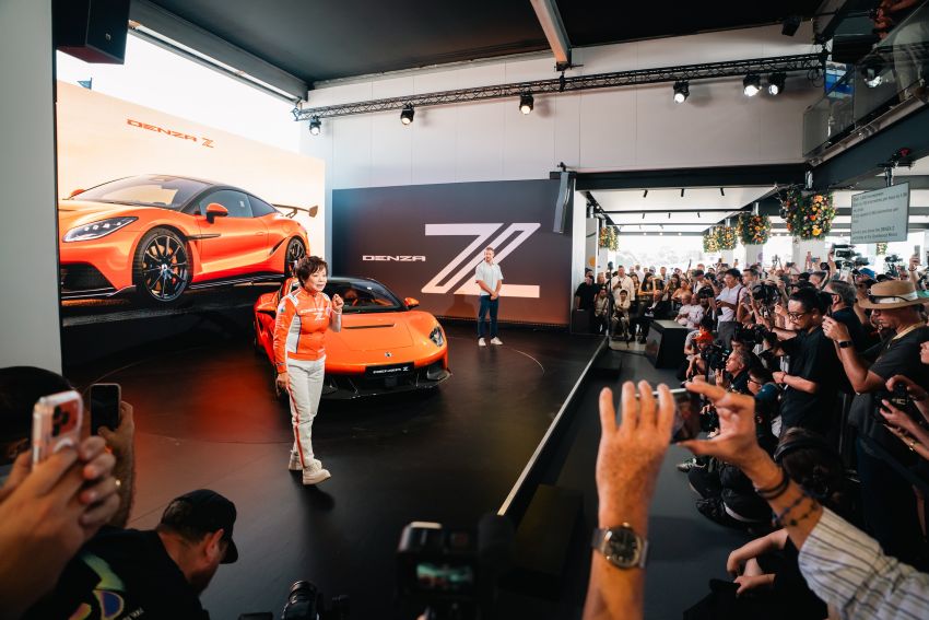 Stella Li fala para público em lançamento de carro