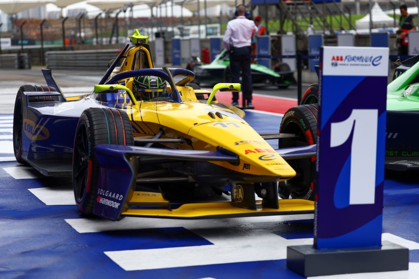 Carro amarelo da Lola chega à posição de número 1