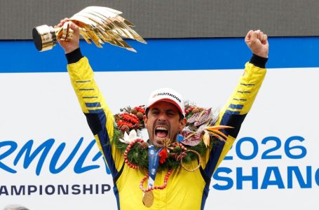 Lucas Di Grassi levanta o troféu da vitória no pódio