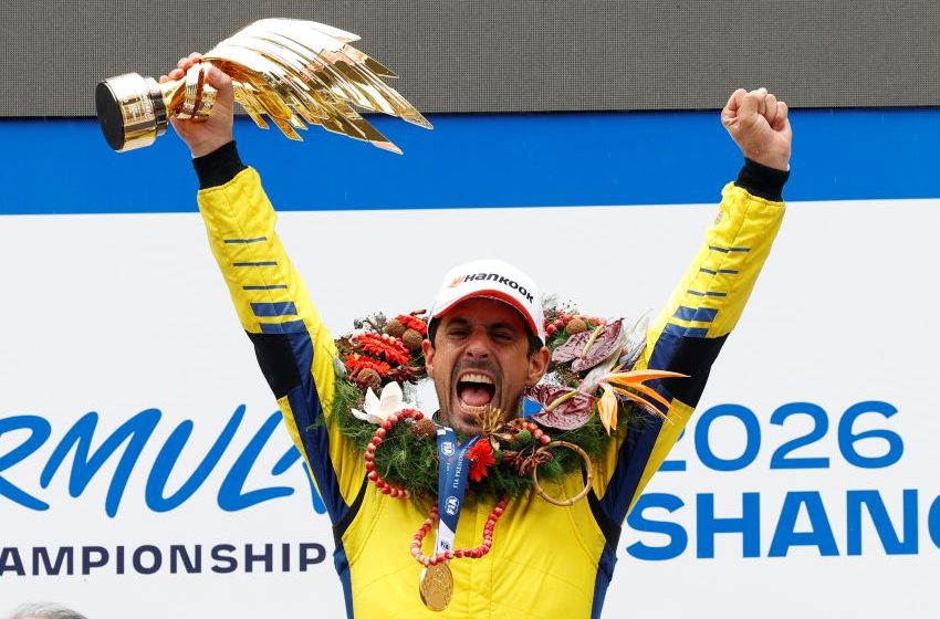 Lucas Di Grassi levanta o troféu da vitória no pódio