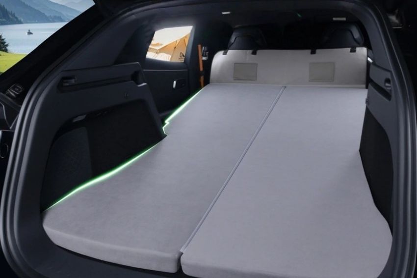Cama montada dentro de carro