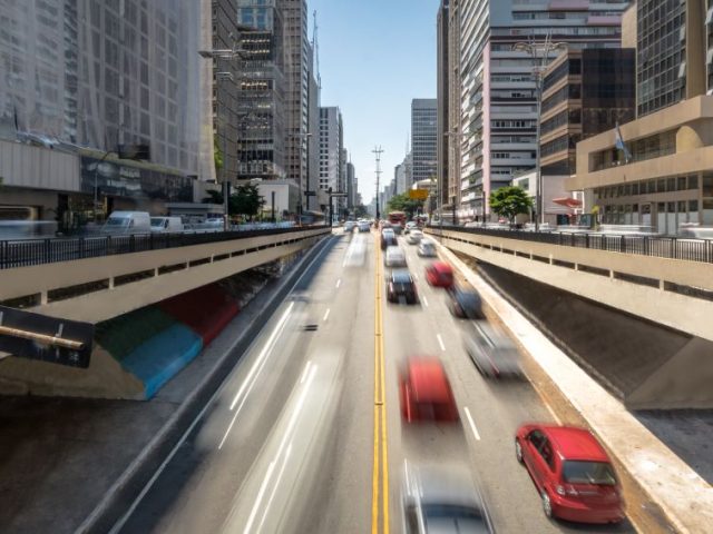 Brasil impulsiona avanço dos carros elétricos na América Latina