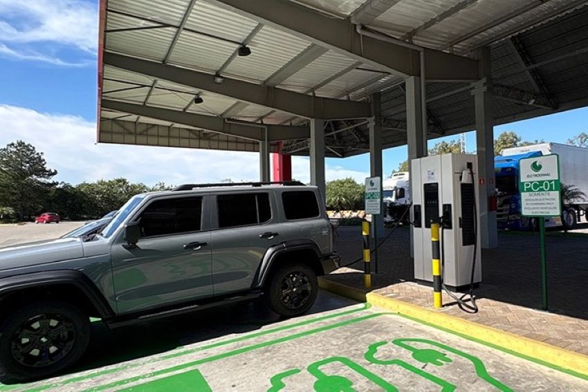 Carro faz recarga em eletroposto na rede Graal