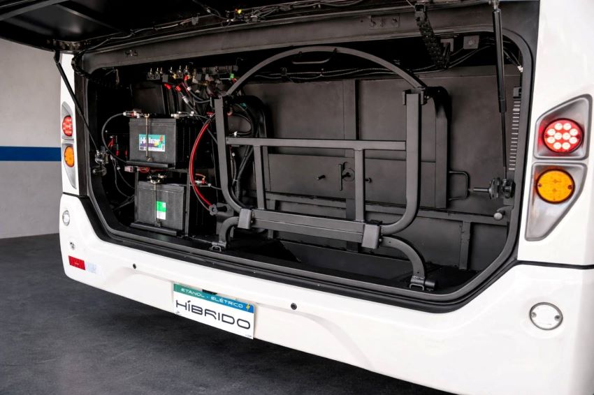 Motor a etanol atua como gerador de energia para alimentar as baterias, sem tracionar diretamente as rodas. Foto: Divulgação/Marcopolo