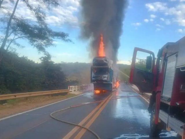 Incêndio em carreta-cegonha atinge carros elétricos em transporte