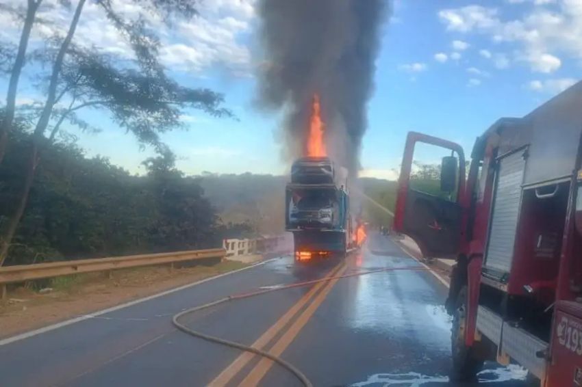 Incêndio em carreta-cegonha atinge carros elétricos em transporte