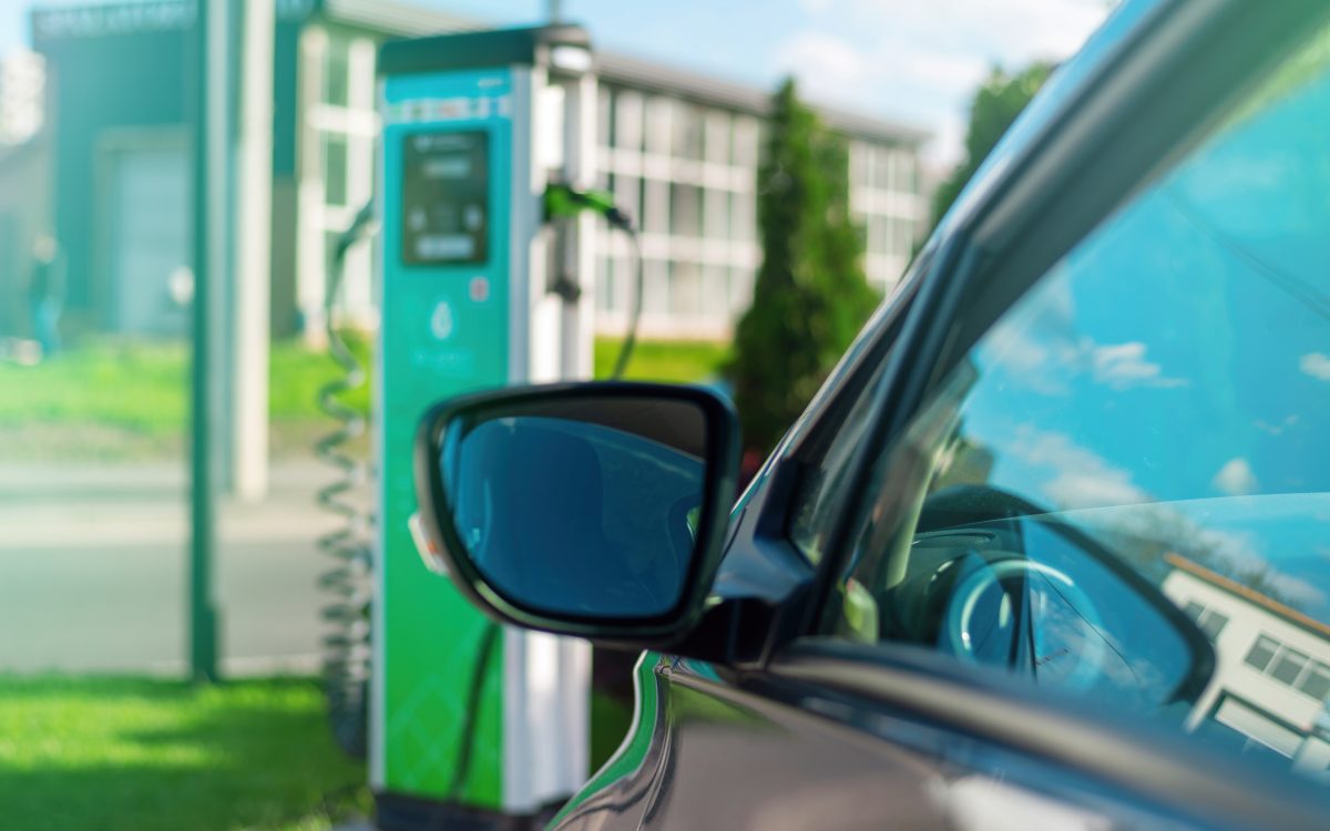 Emplacamentos de veículos elétricos crescem 49% no Reino Unido